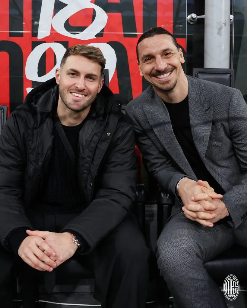Santiago Giménez observó el Derby della Madonnina junto a Zlatan Ibrahimovic. (Getty Images)