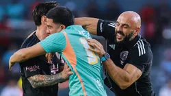 El espontáneo consiguió acercarse a Lionel Messi tras derribar al custodio del argentino.