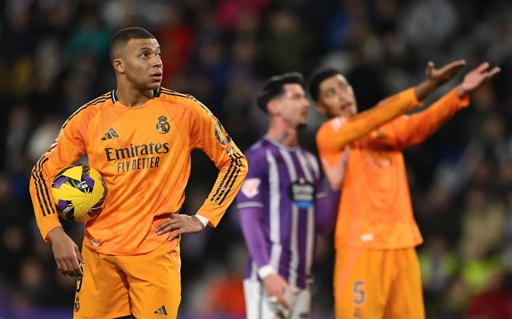 Kylian Mbappé se llevó el balón por su triplete ante Valladolid (GETTY IMAGES)