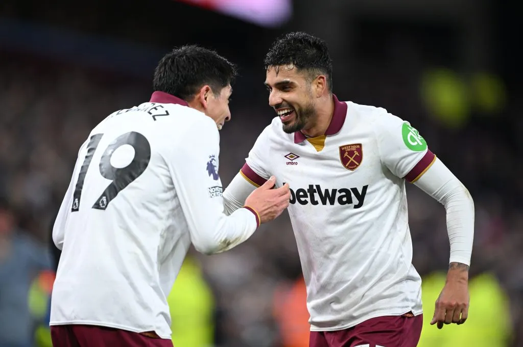 Edson Álvarez y Emerson celebran el gol de la igualdad contra Aston Villa (GETTY IMAGES)