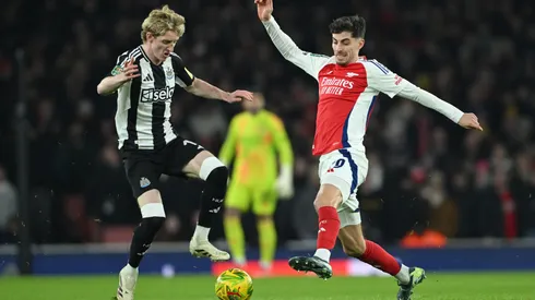 Anthony Gordon y Kai Havertz disputan la pelota en el partido de ida de la semifinal de la EFL Cup entre Newcastle y Arsenal.
