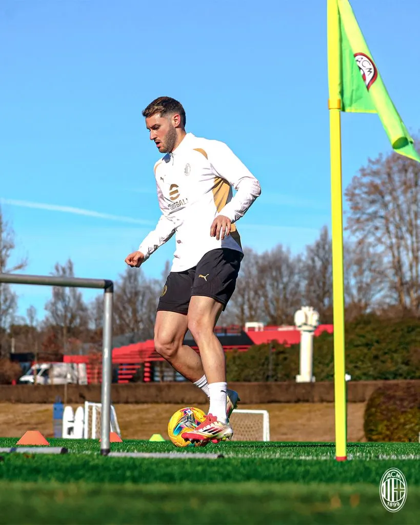Santiago Giménez ya entrena junto a sus nuevos compañeros en Milan. (AC Milan oficial)
