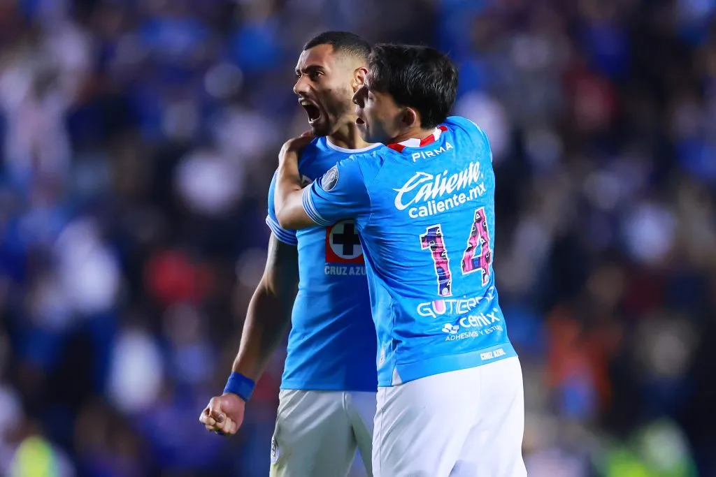 Todos quieren asistir al goleador en Cruz Azul [Foto: Getty Images]