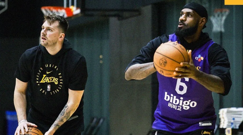 Luka Doncic y LeBron James en la práctica de Lakers. (Foto: X / @Lakers)