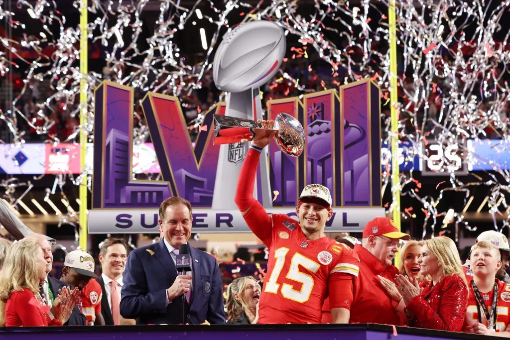Patrick Mahomes, con el trofeo del Super Bowl 2024 (GETTY IMAGES)