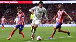 Jude Bellingham disputa la pelota con Marcos Llorente y Rodrigo Riquelme en el empate 1-1 en el anterior derbi de Madrid.