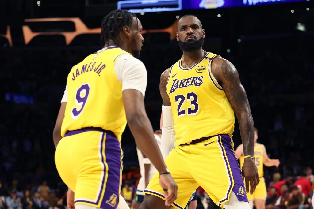 Bronny James y LeBron en un partido de Los Angeles Lakers (GETTY IMAGES)