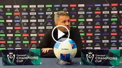 óscar García, impactado por la inesperada ocurrencia.