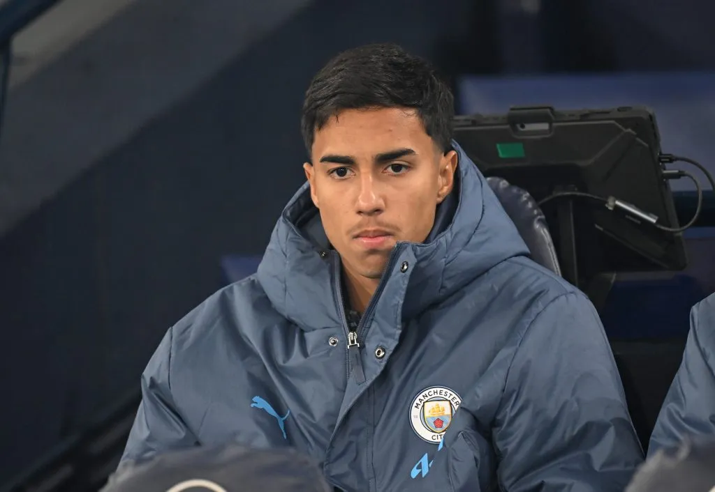 Vitor Reis en el banco de suplentes del Manchester City (GETTY IMAGES)