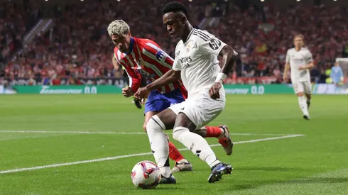 Rodrigo De Paul y Vinicius Júnior disputan la pelota en el empate 1-1 en el anterior derbi de Madrid.