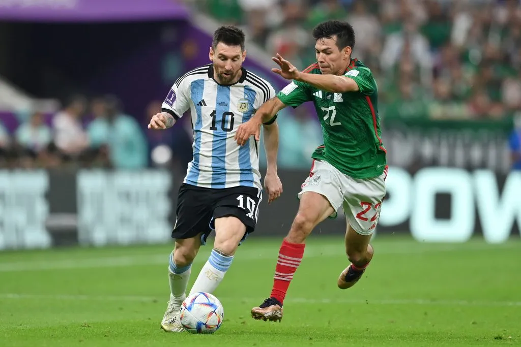 Irving Lozano enfrentando a Lionel Messi en Qatar (GettyImages)