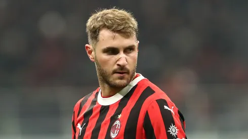 Santi Giménez bendecido por una leyenda de Milan.