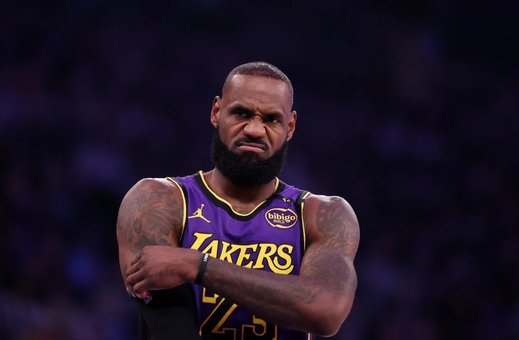 LeBron James se ausentará por una molestia en su tobillo izquierdo. (Getty Images)