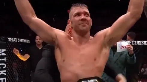 Dricus du Plessis sigue siendo campeón del mundo en el peso mediano.