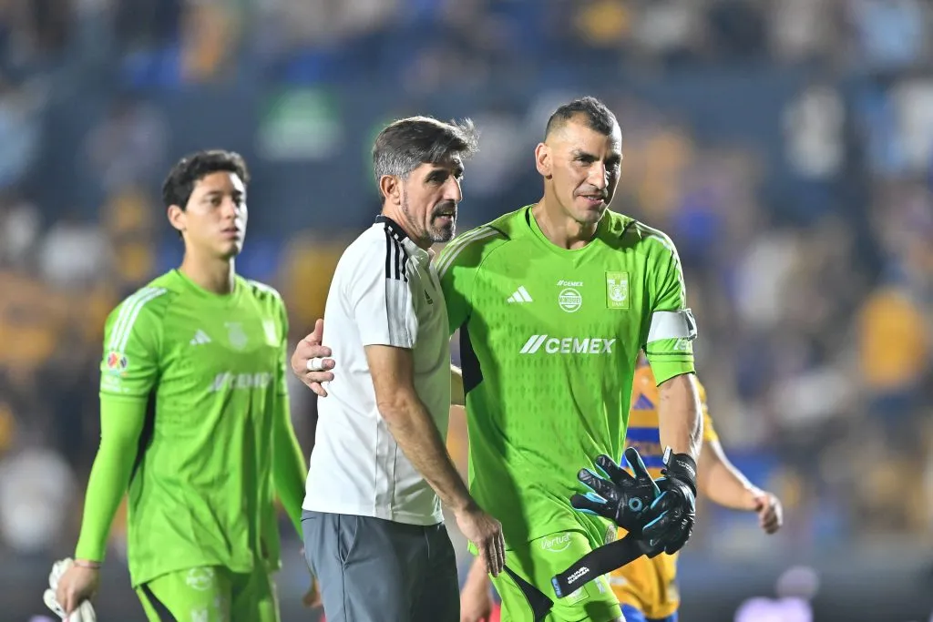 Veljko Paunovic y Nahuel Guzmán tras el triunfo (Getty Images)