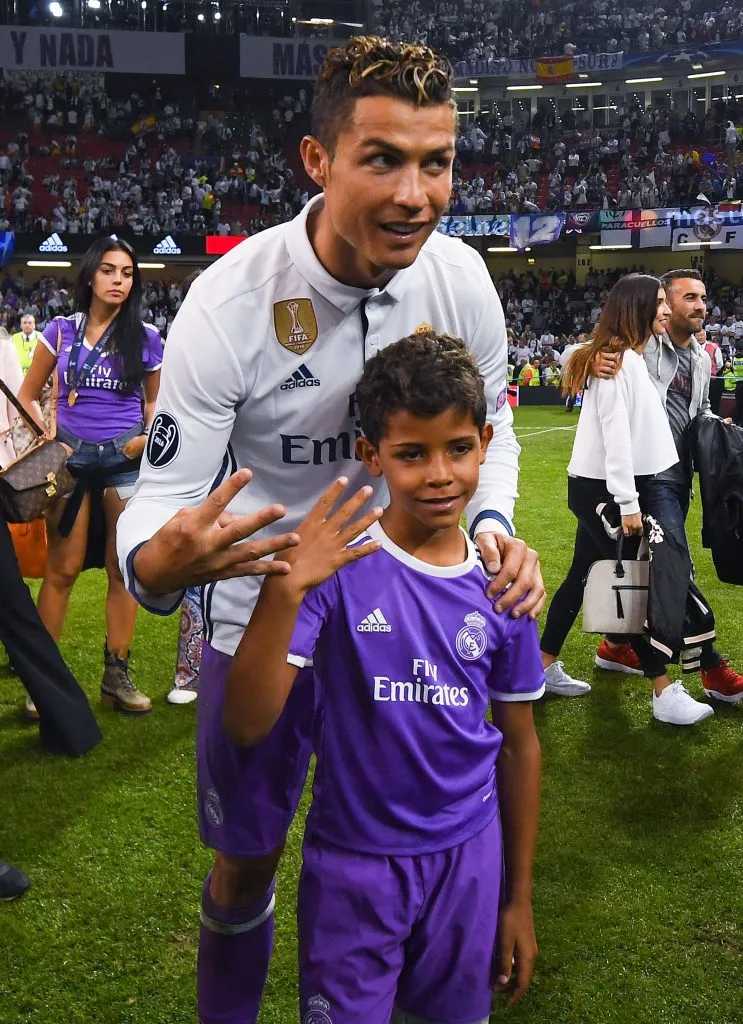Cristiano Ronaldo y su hijo mayor en 2017 (GETTY IMAGES)