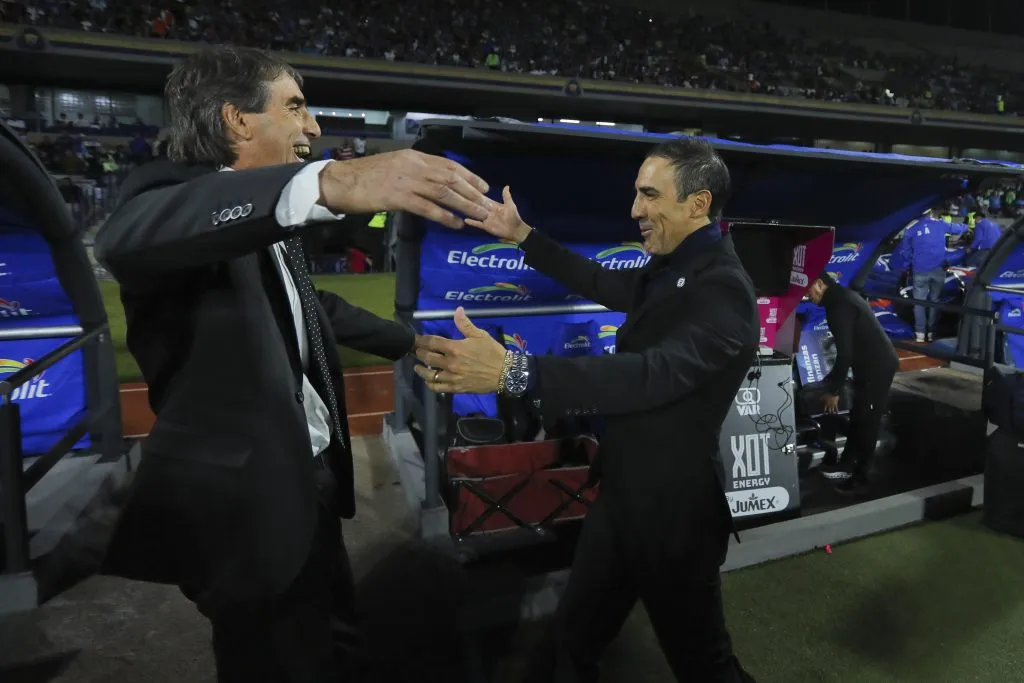 Guillermo Almada se reencontró con Vicente Sánchez, su ex ayudante y hoy DT de Cruz Azul. [Foto: Getty Images]