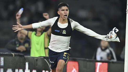 Piero Quispe festeja su agónico gol para Pumas.