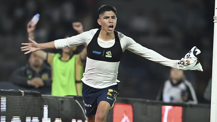 Piero Quispe festeja su agónico gol para Pumas.