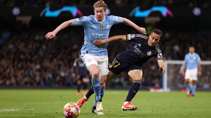 Kevin De Bruyne escapa a la marca de Lucas Vázquez en el duelo de cuartos de final de la Champions League 2023-2024.