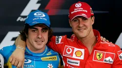 Michael Schumacher abrazando a Fernando Alonso