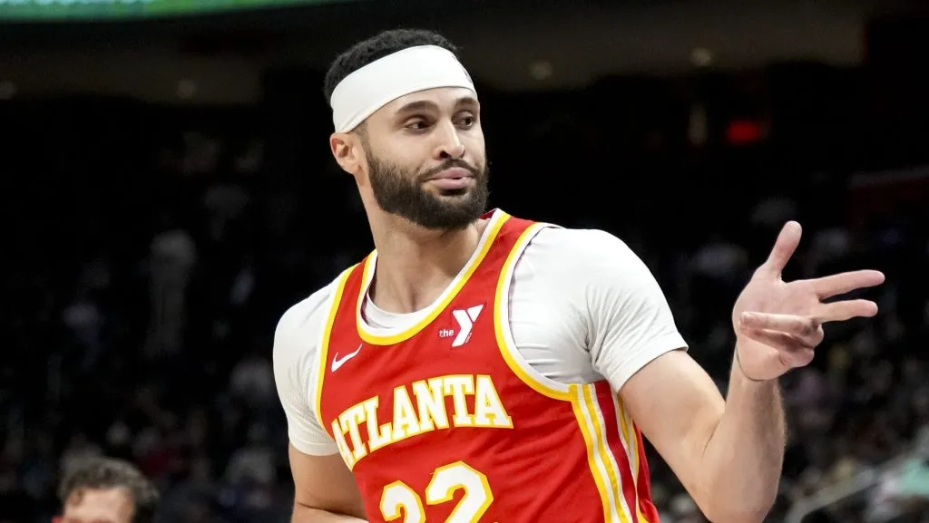 Larry Nance Jr. podría llegar a Lakers si libera su contrato con Atlanta Hawks. (GETTY IMAGES)