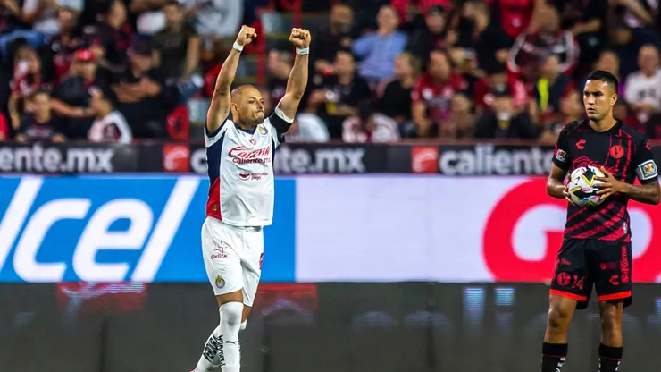 Chicharito Hernández contra la dirigencia de Chivas.