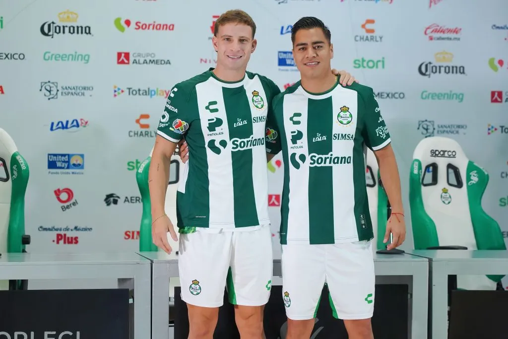 Bruno Barticciotto (izquierda) y Edson Gutiérrez (derecha) fueron presentados como nuevos futbolistas de Santos Laguna. (Imago7)