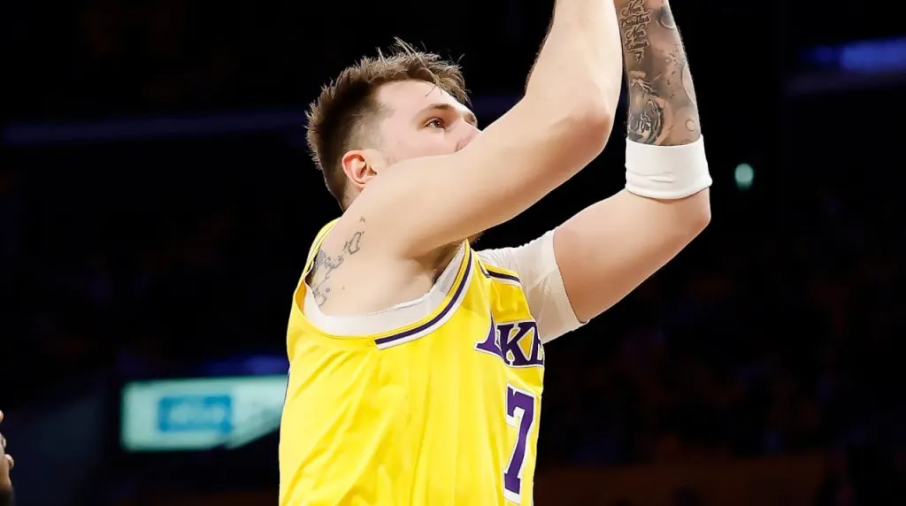 Luka Doncic en su debut con los Lakers. (Foto: Getty Images)