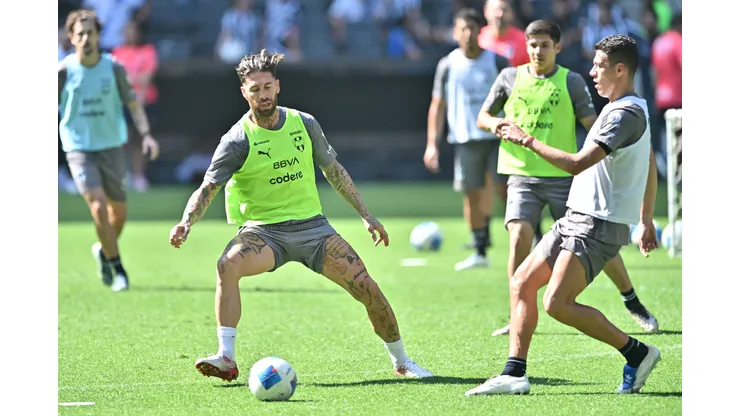 Sergio Ramos en su primer entrenamiento con Rayados.