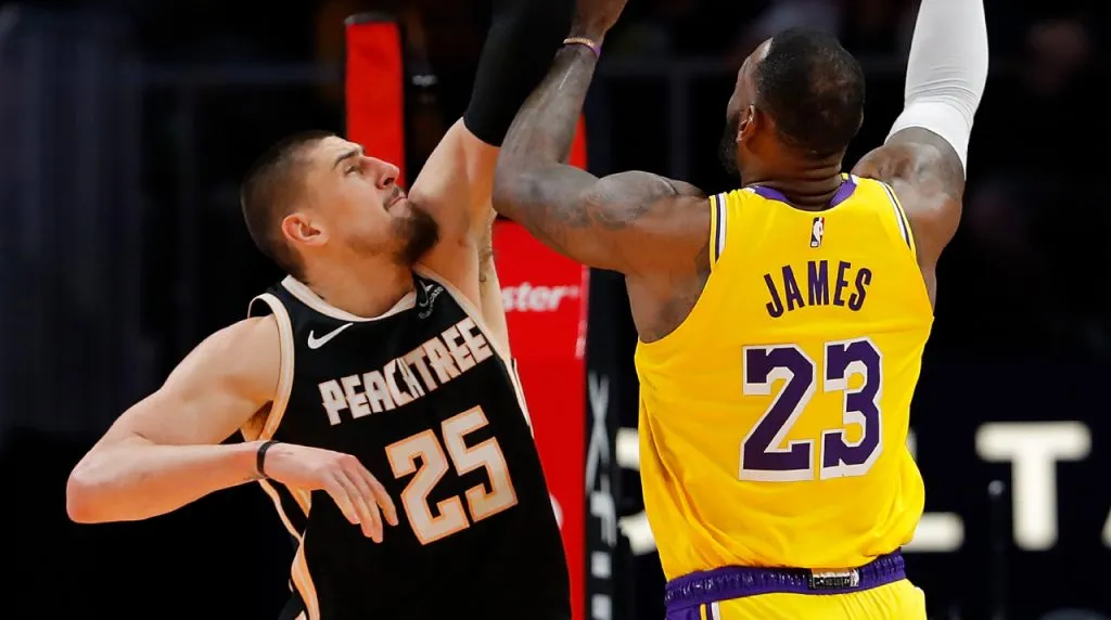 Alex Len y LeBron James. (Foto: Getty Images)