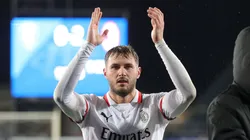 Santiago Giménez va por su debut en Champions con Milan