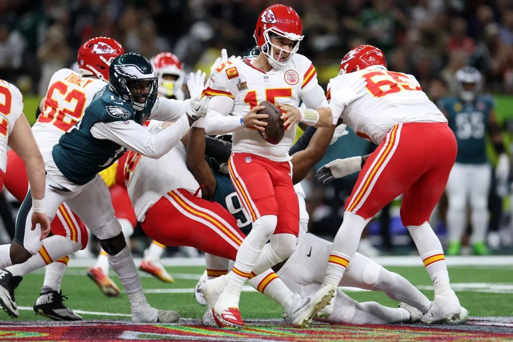 Josh Sweat presiona a Patrick Mahomes en el Super Bowl LIX (GETTY IMAGES)