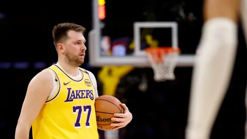 Luka Doncic jugando para Lakers