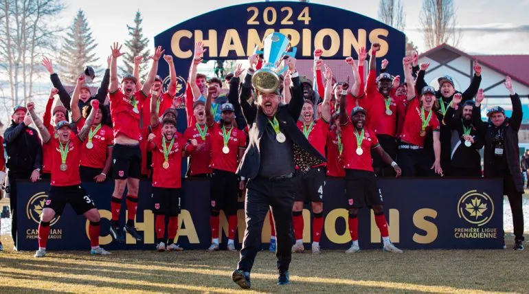 Thomas Wheeldon y un emblema que no deja de crecer en Cavalry [Foto: CFC]