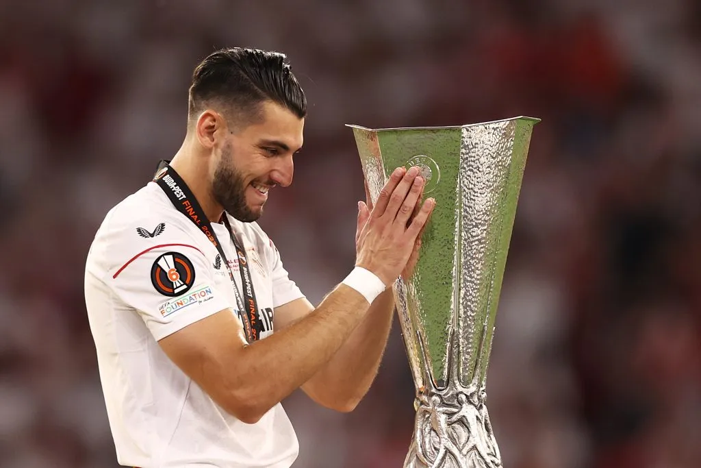 Rafa Mir celebra la obtención de la Europa League con Sevilla (GETTY IMAGES)