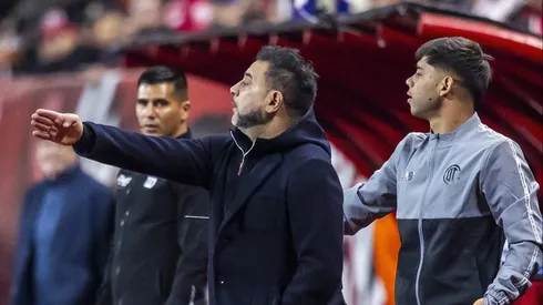 Antonio Mohamed mete mano en el equipo.