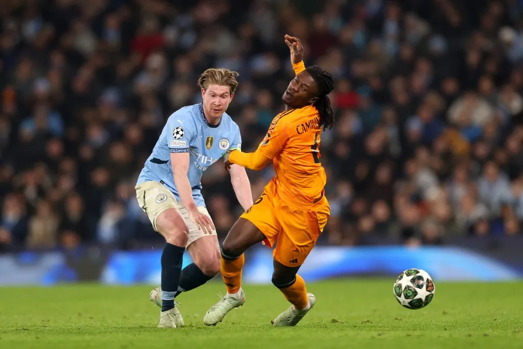 Kevin De Bruyne y Eduardo Camavinga en el partido de ida de los Playoffs de la UEFA Champions League (GETTY IMAGES)