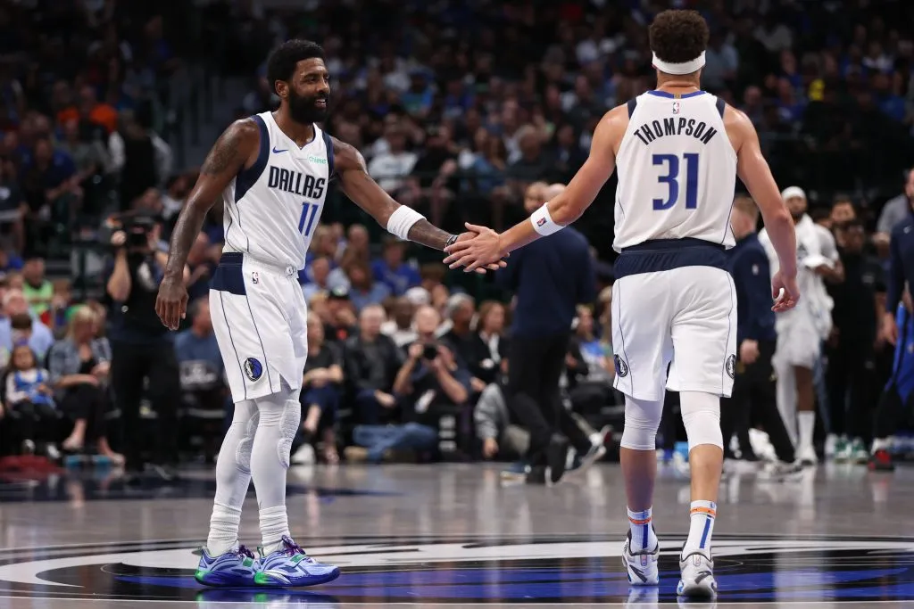 Kyrie Irving y Klay Thompson se saludan en Dallas Mavericks (GETTY IMAGES)