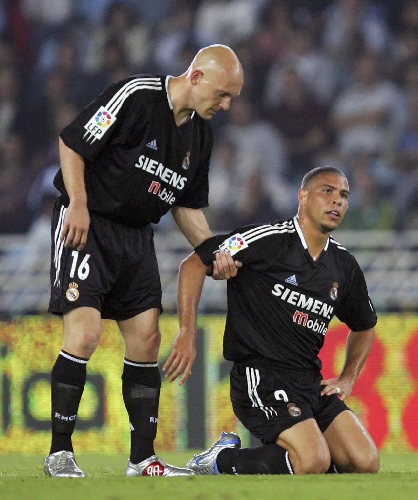 Thomas Gravesen ayuda a Ronaldo a ponerse de pie (GETTY IMAGES)