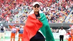 Sergio Pérez, con la bandera de México, en el Autodromo Hermanos Rodriguez
