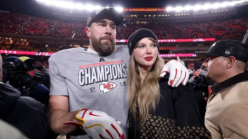 Travis Kelce, jugador de Kansas City Chiefs, junto a la cantante Taylor Swift