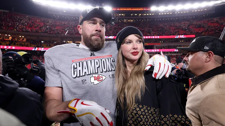 Travis Kelce, jugador de Kansas City Chiefs, junto a la cantante Taylor Swift