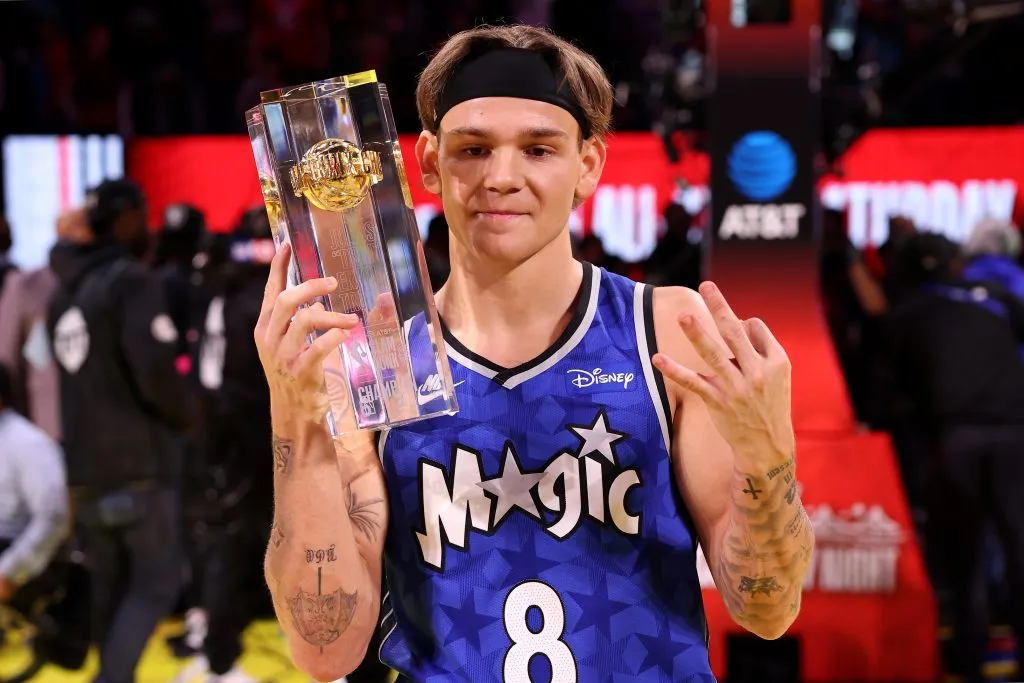 Mac McClung con el trofeo del Slam Dunk Contest 2025 (GETTY IMAGES)