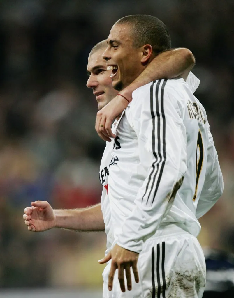 Ronaldo y Zinedine Zidane, abrazados, en un partido de Real Madrid de 2004 (GETTY IMAGES)