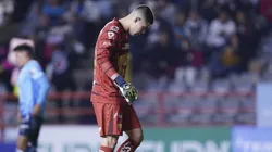 Pablo Lara se lamenta tras el error que propició el 1-0 para los Tuzos.