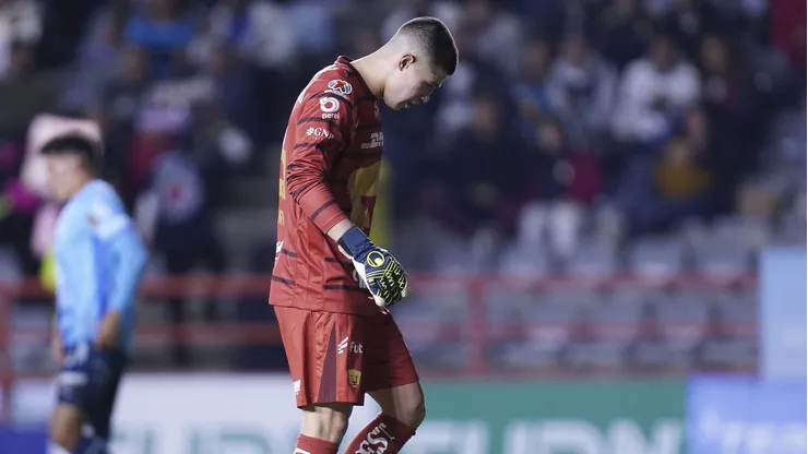 Pablo Lara se lamenta tras el error que propició el 1-0 para los Tuzos.