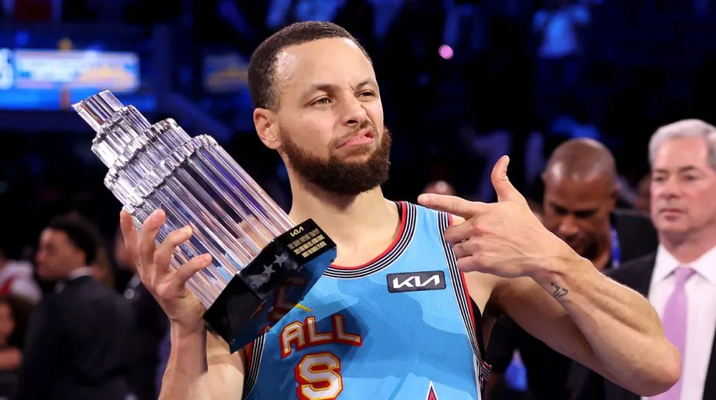 Curry con el trofeo MVP del NBA All-Star Game 2025