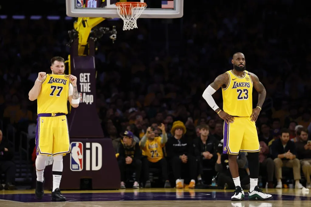 Luka Doncic y LeBron James en el Crypto.com Arena (GETTY IMAGES)