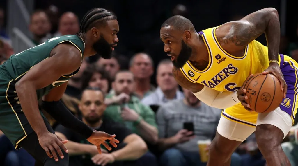 LeBron James y Jaylen Brown. (Foto: Getty Images)